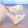 Dicke Sohle coole Hausschuhe Damen 2025 neu Sommer Perlendesign Gefühl passender Rock Kreuzriemen Ein-Zehen-Hausschuhe Damen