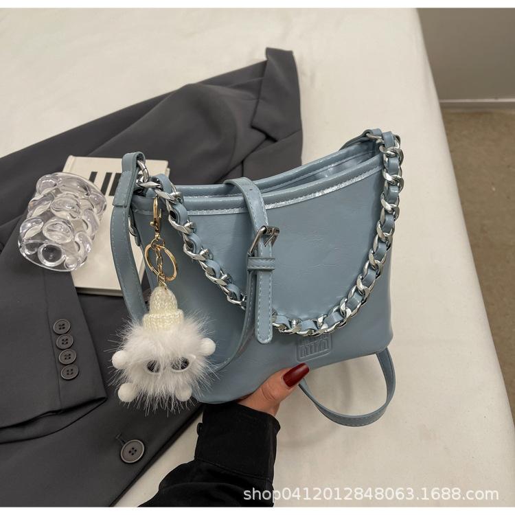 

Модный взрыв темперамента сумка-ведро женская 2025 новая нишевая дизайнерская сумка-мессенджер на цепочке популярная сумка для поездок на работу синий