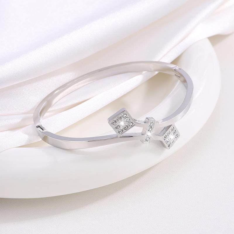 Plaid Light Luxury High-end Open Fashion Girls Jewelry Bracelet Bracelet One Size(16-22CM)