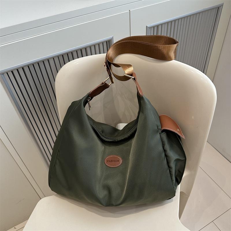 

Oxford Buttot bag women s 2025 new casual large-capacity high-end single shoulder commuter bag messenger dumpling bag зелёный