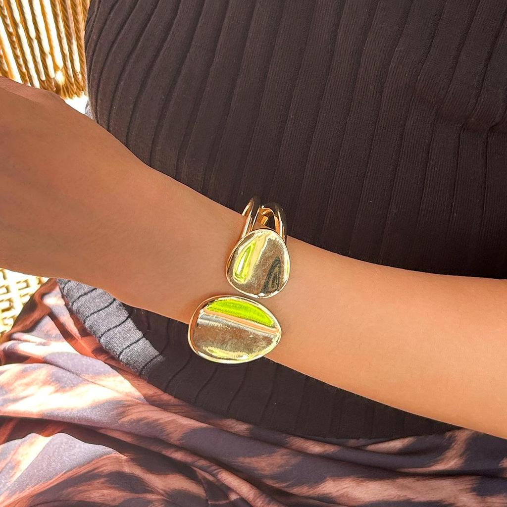 Europäisch-Amerikanisches Asymmetrisches Tropfenarmband - Glänzendes Metallfinish, Nischendesign