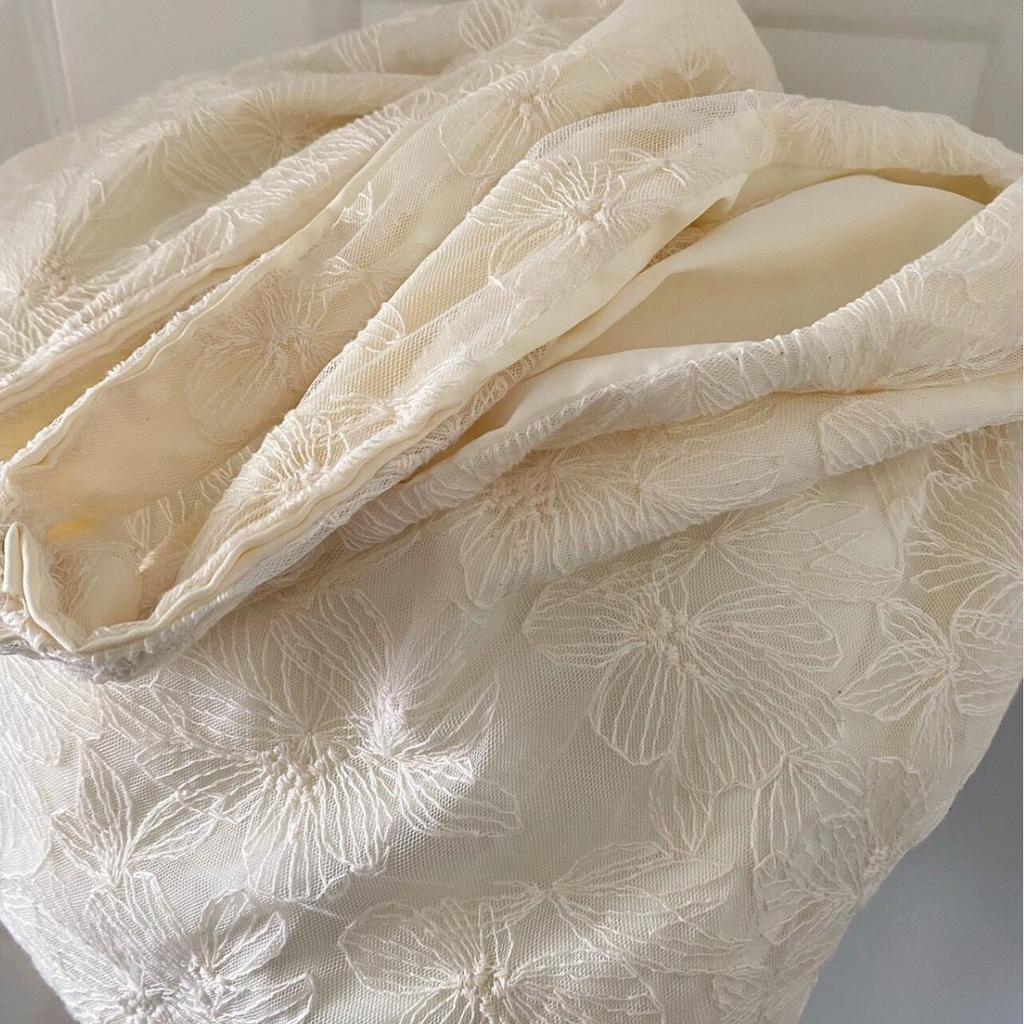 The new lace lace shoulder bag is a good lace bag to match the skirt.