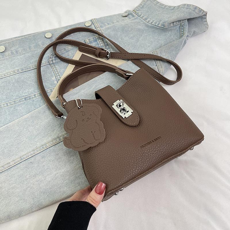 

Korean niche simple casual fashion handbag women s 2025 autumn new foreign trend messenger bucket bag