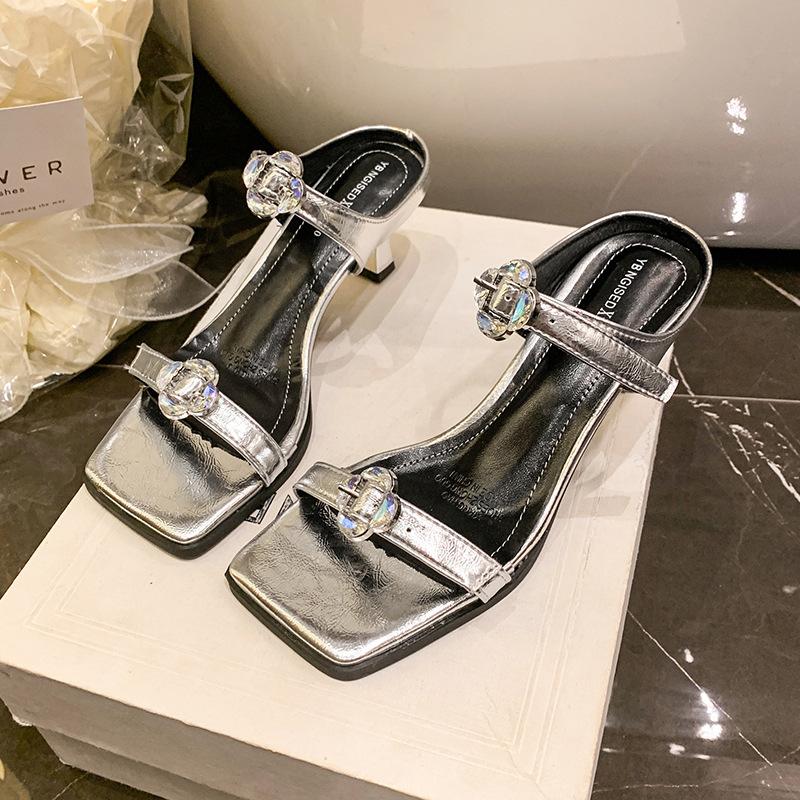 

Нишевые туфли на высоком каблуке, серебристые со стразами, с рукавом на носке, женская обувь, носить новые крутые тапочки летом 2025 39 серебряный