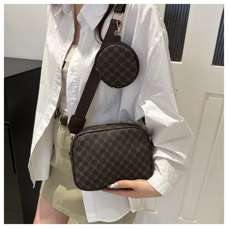 

Simple texture bag women s 2025 new trend simple casual shoulder bag foreign style small hanging bag oblique span small square bag