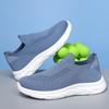 The new summer pair of fly knitted shoes provides breathable, comfortable, lightweight soft-soled walking shoes