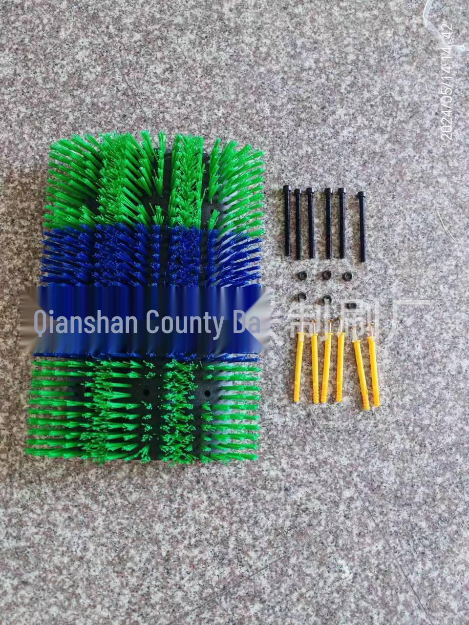 

Extra Large Folding Cow Body Brush – Three-Section Massage & Itching Roller for Livestock Cleaning