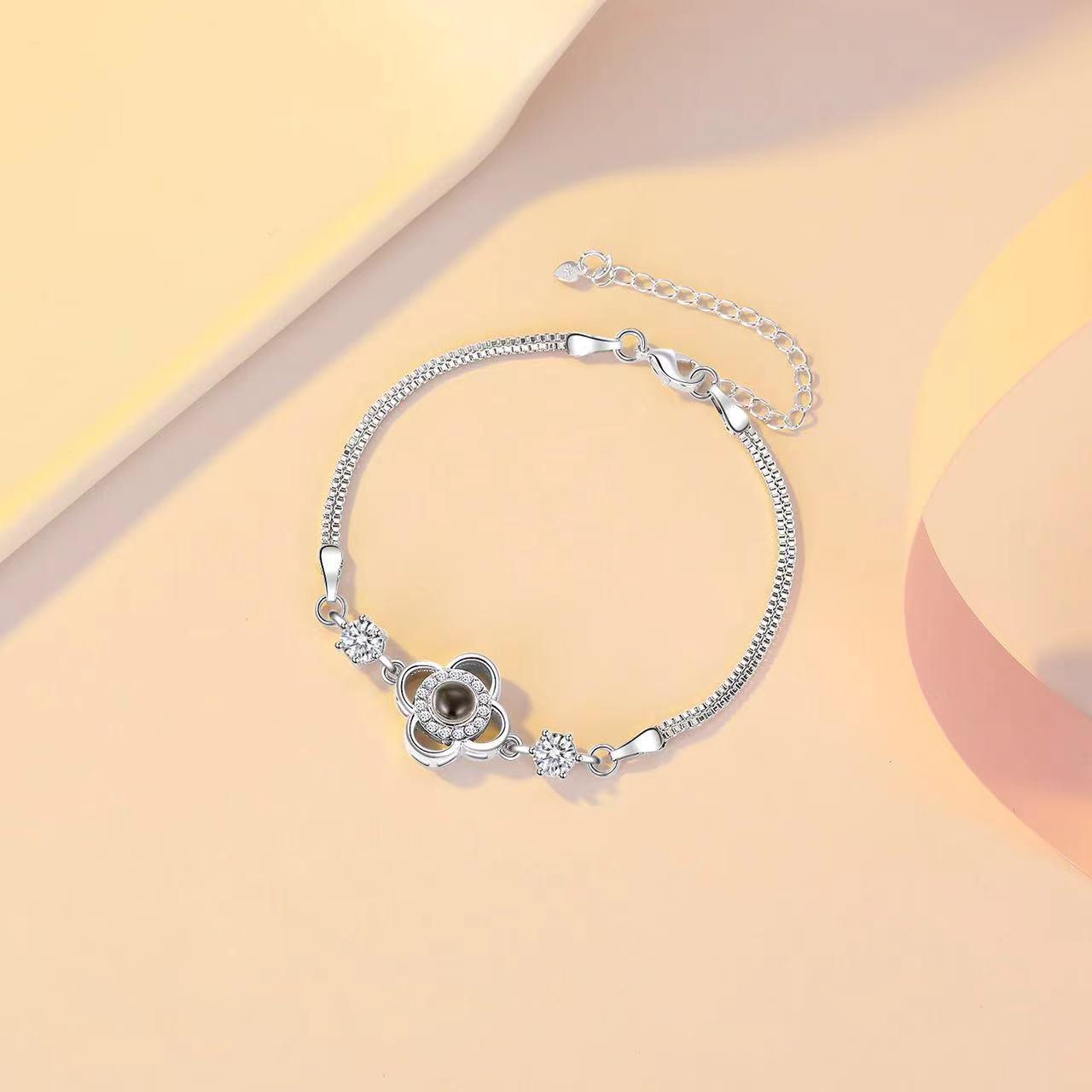 European & American 100 Language Projection Four-Leaf Clover Bracelet - Simple Gift Jewelry for Girlfriend платиновый