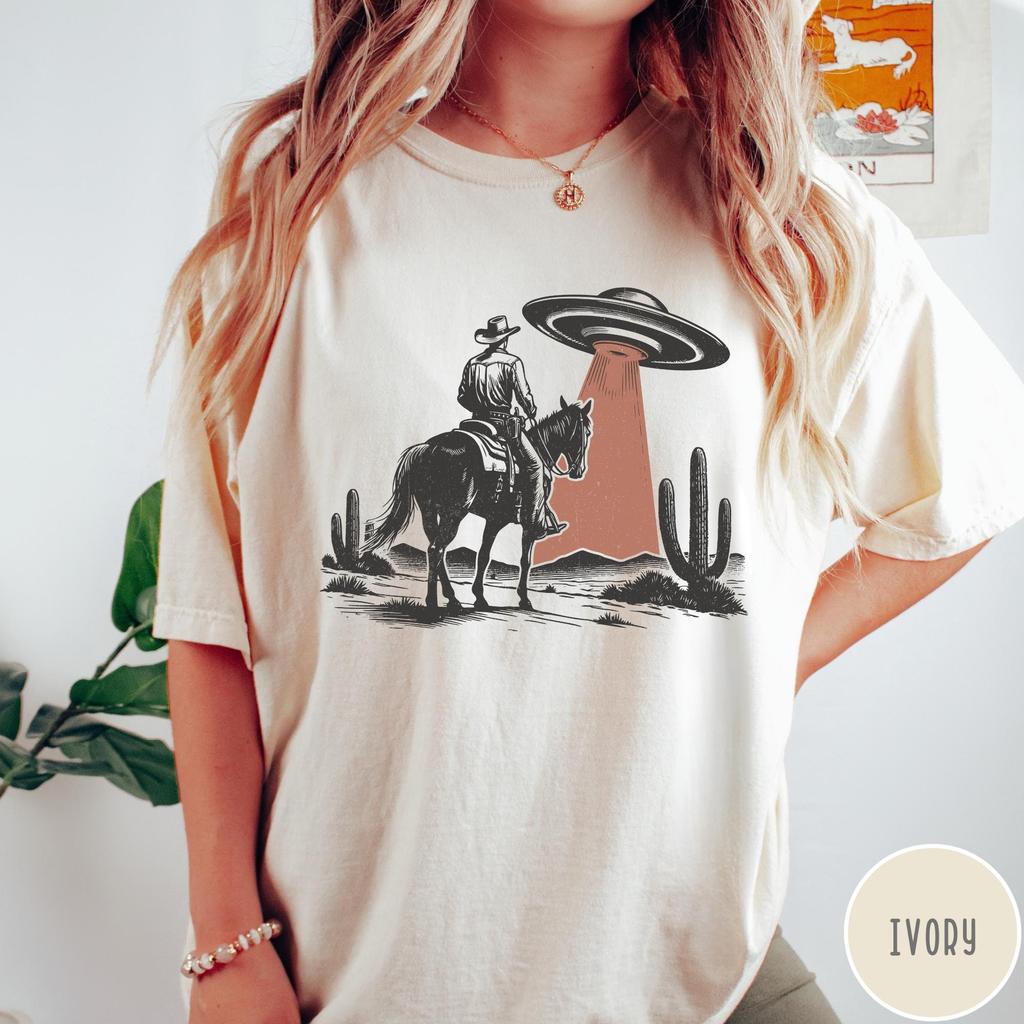 UFO Cowboy Västerländsk Skjorta, Retro Vintage Cowboy T-shirt, Västerländsk Grafisk T-shirt, Trendig Damvästerländsk Skjorta, Rodeo T-shirt