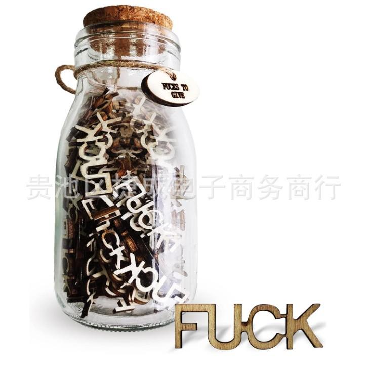 Lustiges Fuck-Glas Geschenk – 100 Holzbuchstaben-Ausschnitte, Scherz-Geburtstagsgeschenk für Ihn/Sie, Neuartige Schreibtischdekoration zur Stressbewältigung