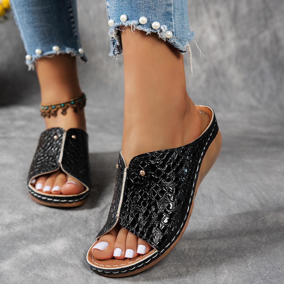 

New large size slippers thick bottom fish mouth sewing line European and American slippers crocodile pattern PU slippers 42 чорний