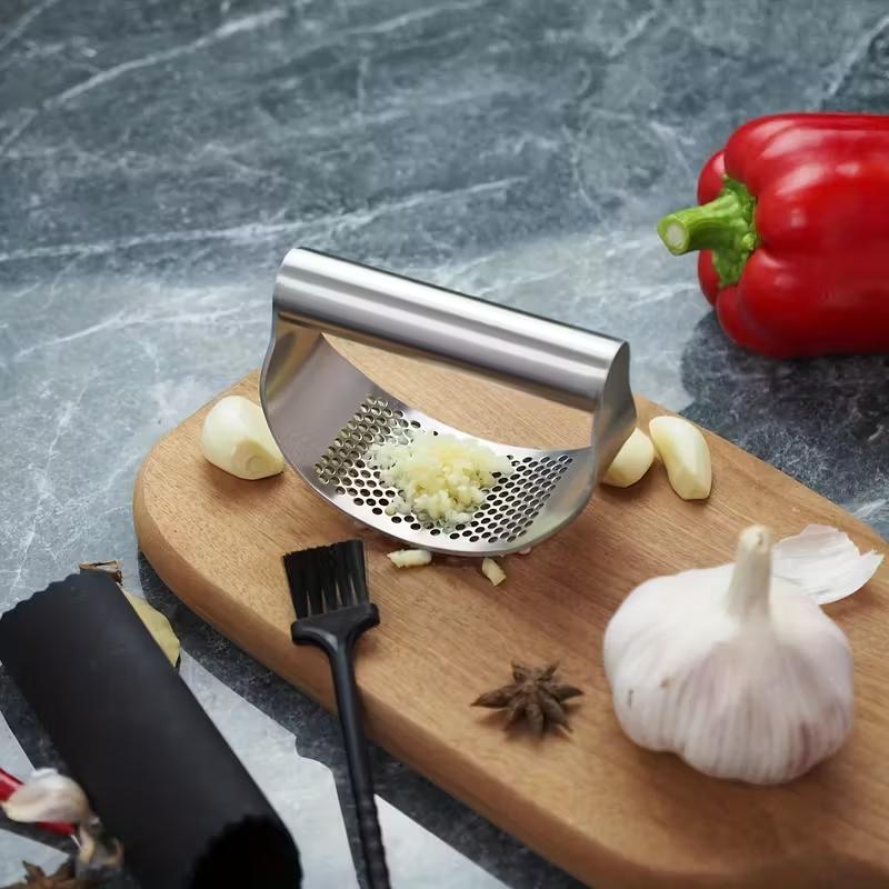 Stainless Steel Garlic Press Manual Garlic Crusher Ergonomic Handle Kitchen Tool for Easy Garlic Mincing Cooking Essentials