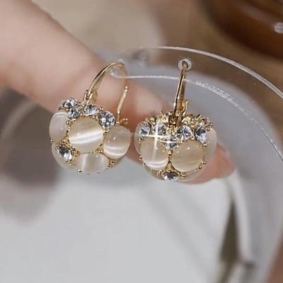 Elegante Ohrringe mit runden Katzenaugenstein-Kugeln - Schlichtes, vielseitiges, trendiges Damenaccessoire