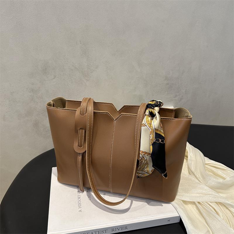 

Ретро мода простой новый тоут подмышку женская сумка большая вместимость весна новый атмосферный премиум сумка на плечо светло-коричневого