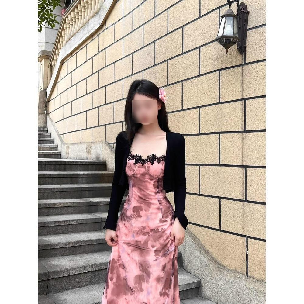 Letní Spice Girls jsou krásné, šaty na ramínka s vycpávkou na prsou, ušlechtilý temperament, pas a štíhlé, květinové šaty v prázdninovém stylu