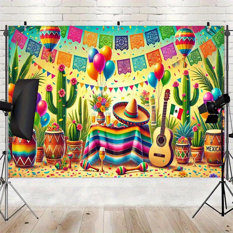 Une pièce de décoration de festival mexicain - avec des éventails en papier, des chapeaux de paille et des maracas pour un fond en tissu intérieur et extérieur