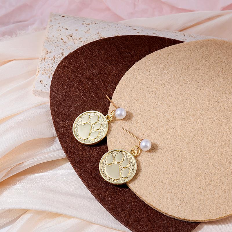 Light Luxury Simple Pearl Earrings Women'S Metal Smooth Pearl Geometric Star Love Ear Jewelry Of The Same Style