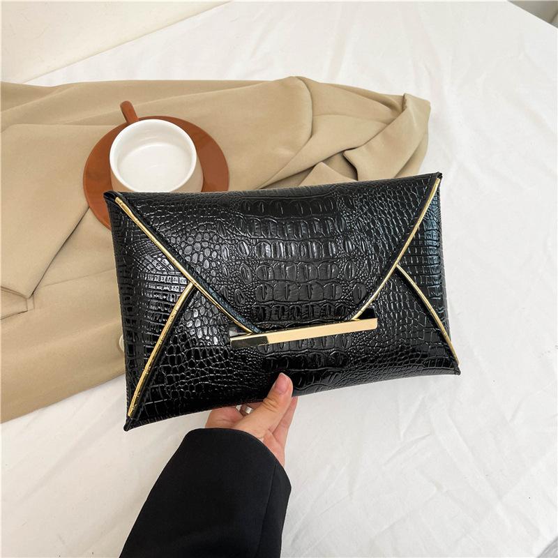 

Корейская версия трендовой маленькой квадратной сумки 2024 года, летняя новая мода, простая сумка-клатч, индивидуальная красивая иностранная трендовая сумка для женщин чёрный