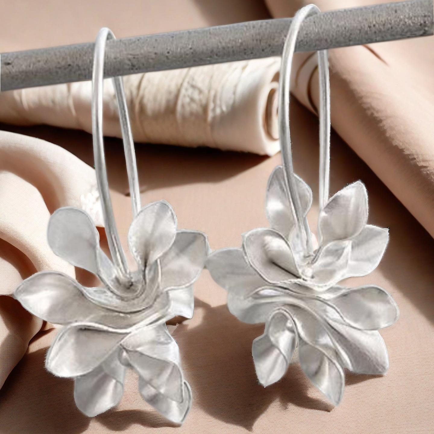 Women s Versatile Retro Three-dimensional Flower Earrings 1 pair серебряный