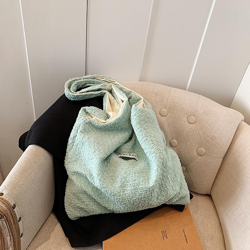 

Tote bag women s large-capacity new versatile shoulder bag lazy wind bubble cloth college student class bag зелёный