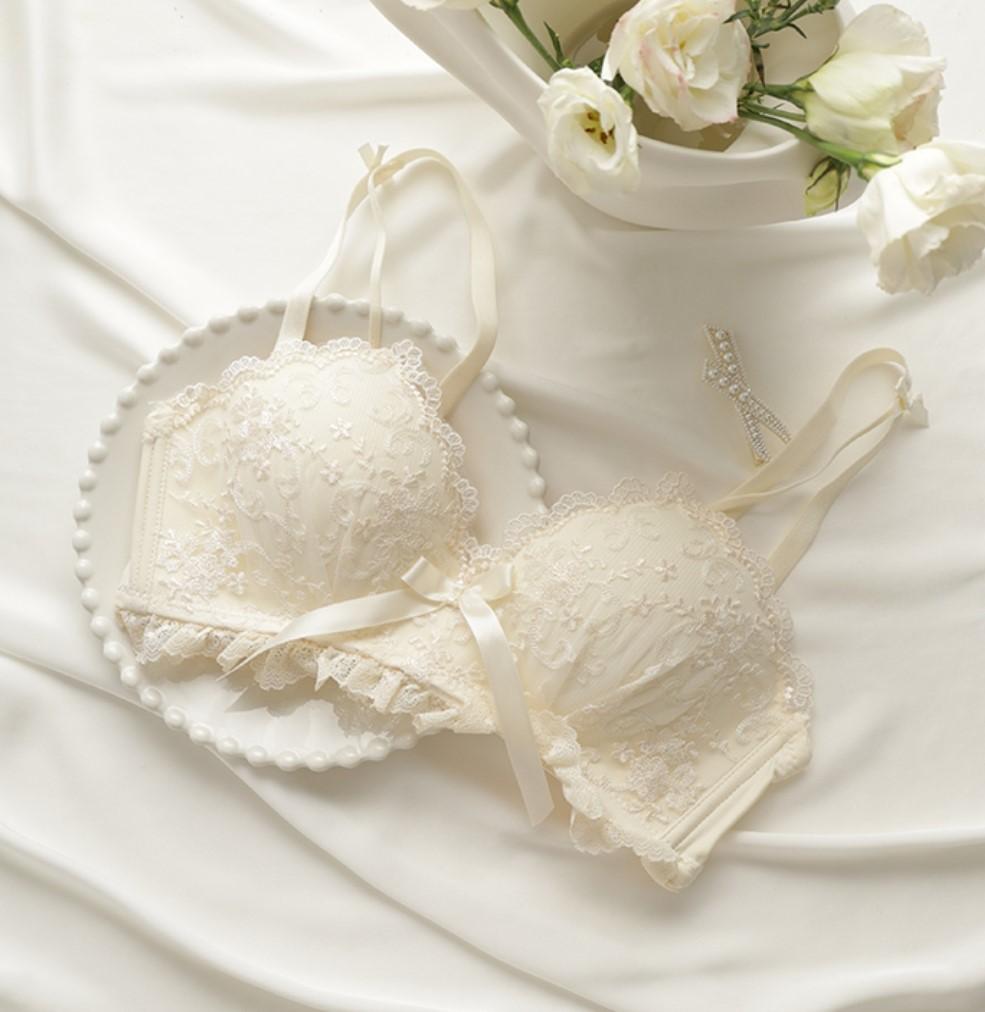 Japanese-style girl's lingerie for small busts, push-up wireless bra adjustment set, embroidered lace bra