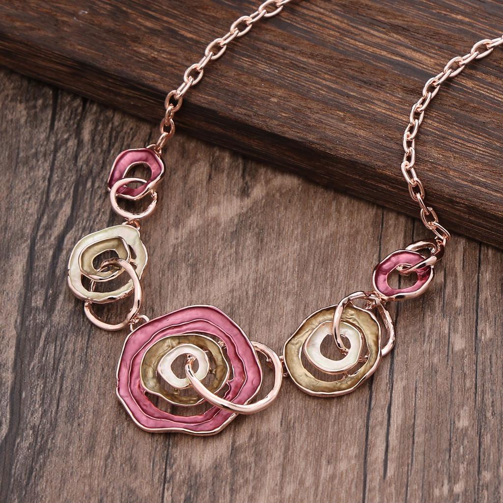 Pendentif long fleur géométrique creuse couleur émail, pendentif collier polyvalent en forme de cœur pour femme à sens élevé