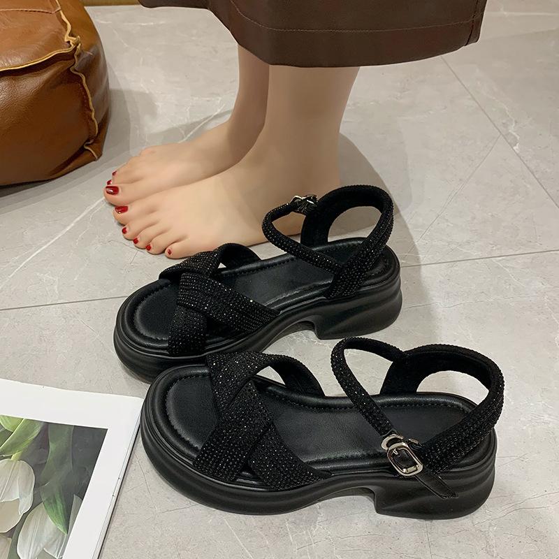 

Женские летние босоножки на толстой танкетке 35 чёрный