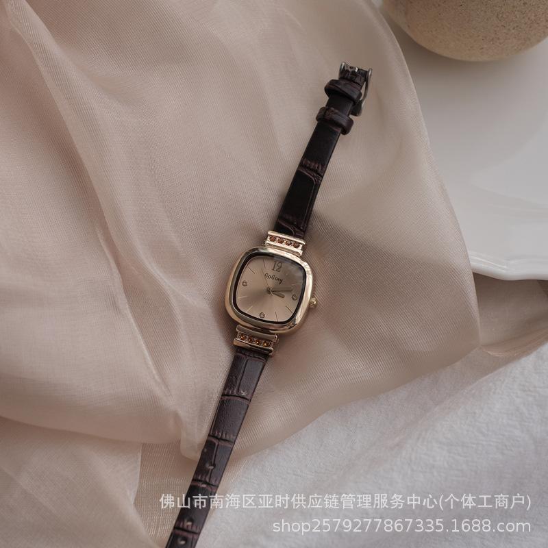 Medieval Style Watch Women'S French Light Luxury Niche Black Gold Sugar Cube Retro Small Brown Watch Decorative Women'S Watch
