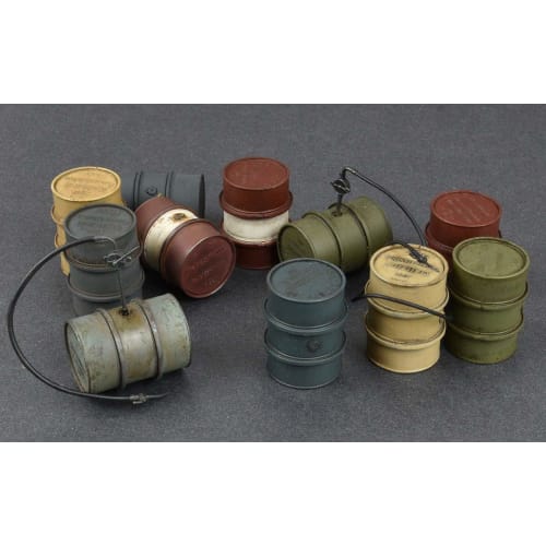 Miniart 1/35 WWII German 200L Fuel Can Set Plastic Model Kit MA35597