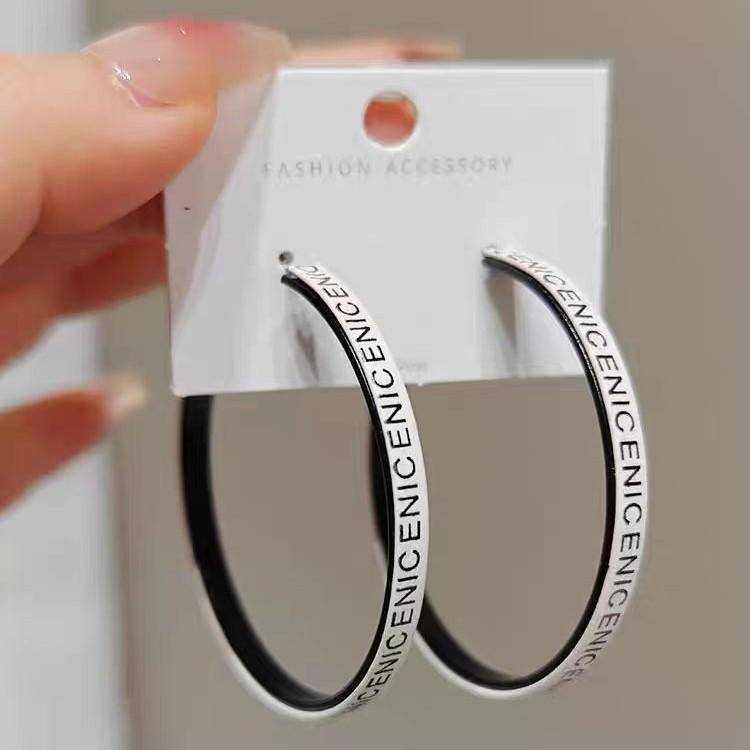 Leather round large earrings European and American versatile earrings niche high-end exaggerated earrings белый
