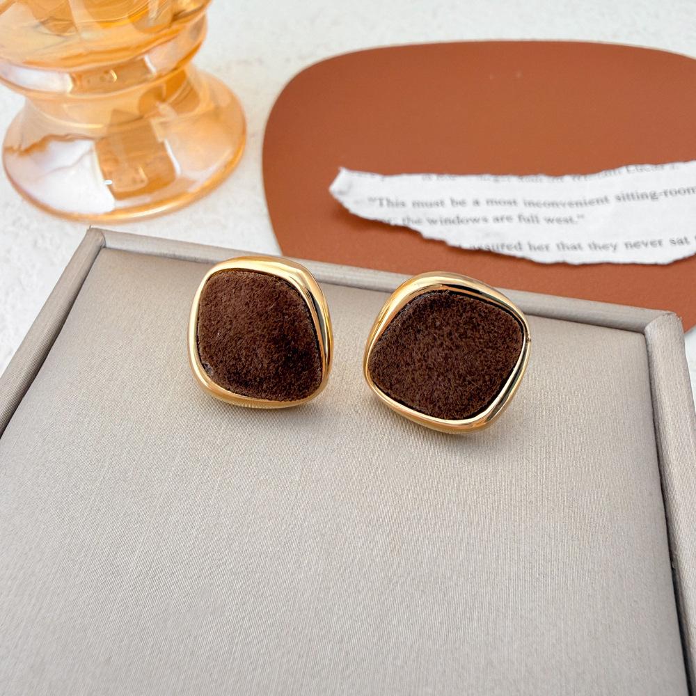 Silver Needle Clover Stud Earrings: Retro Hong Kong Style, Elegant and Fashionable Women's Luxury Jewelry.