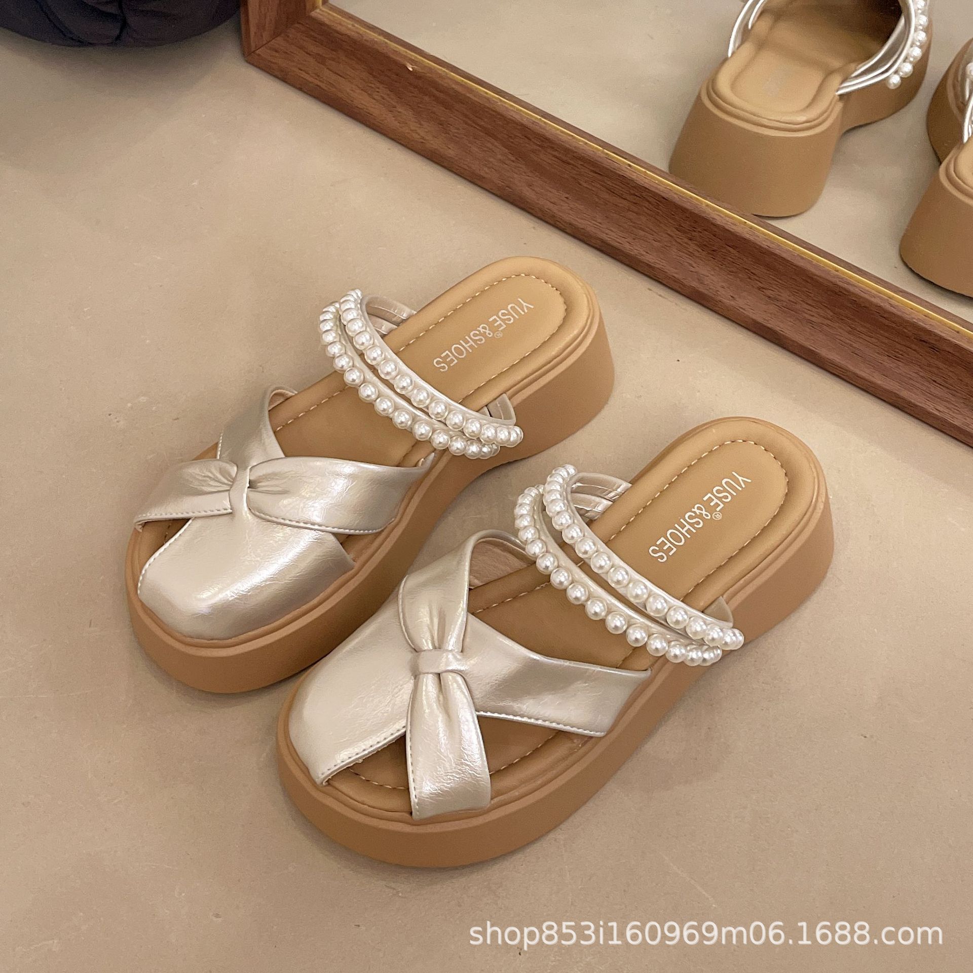 

2025 summer new pearl thick bottom cross with beach cool slippers women s new Chinese pearl baotou Muller slippers 40 золотий