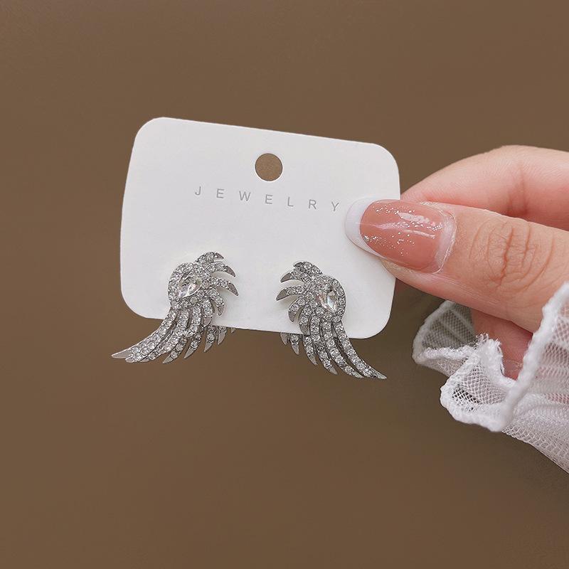 "Pendientes de Aguja Plateada: "Mariposa Retro y Estrella Azul"
