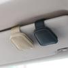 Der Brillenhalter ist geeignet für Auto-Sonnenblenden, Leder-Sonnenbrillen, Magnetische Clips, Ticket-Halter und Auto-Sonnenblenden-Zubehör