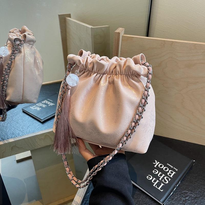 This year's popular bucket bag women's spring and summer 2025 new Korean version pleated foreign style versatile chain shoulder bag