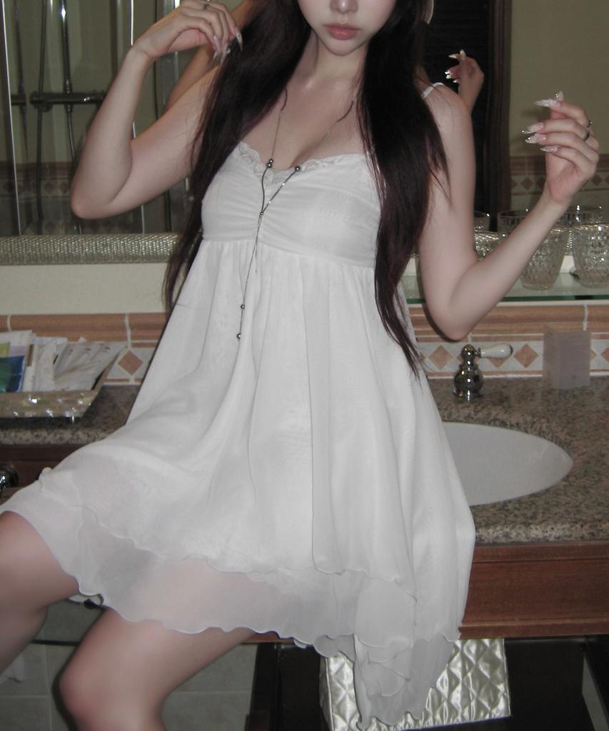 ILLIO [Bit-O X Ilio] Ivory Asymmetric Chiffon Dress