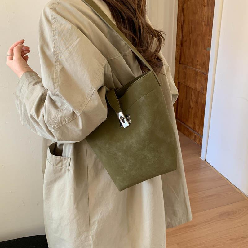 Premium sense retro matte bag women's 2025 new commuter versatile shoulder underarm bag portable tote bucket bag