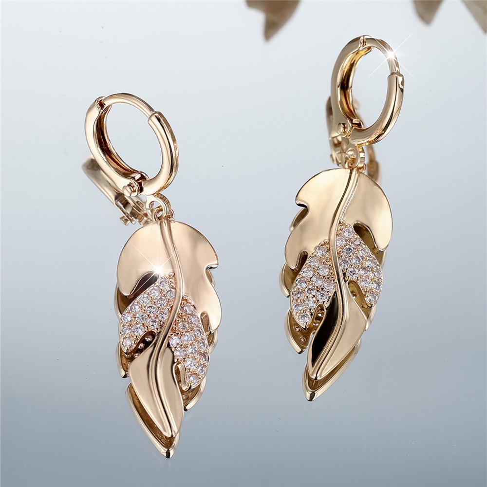 Süße weibliche weiße Zirkon Blatt-Creolen Vintage Goldfarbe Einfacher Hochzeitsschmuck für Frauen