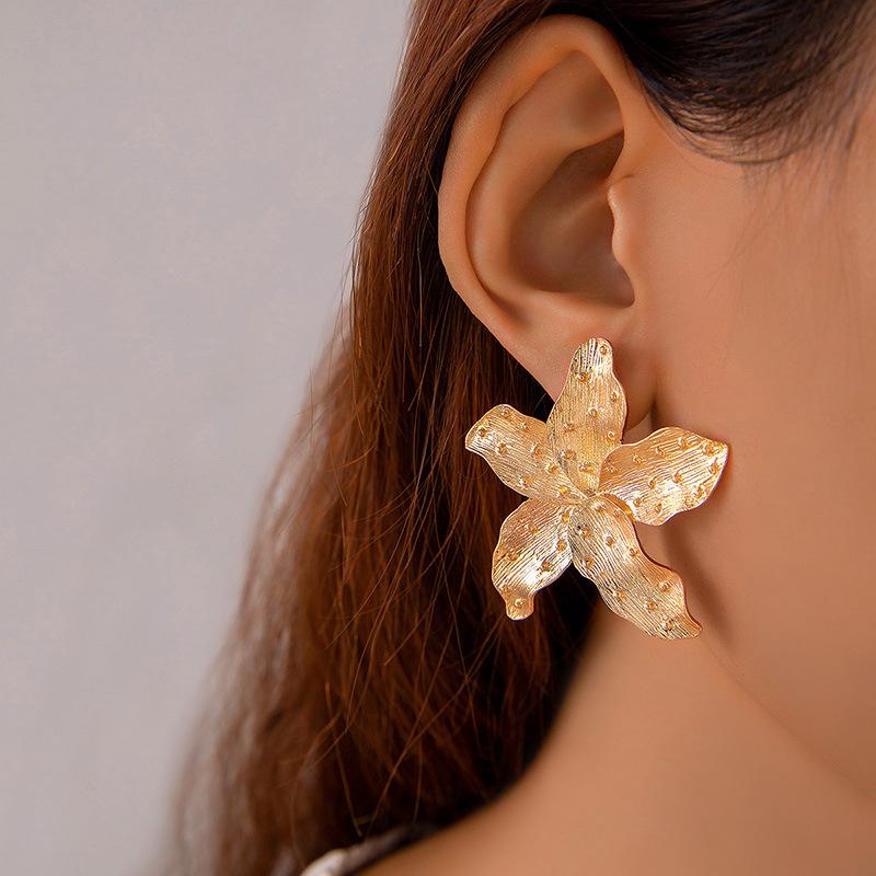 Accessories, temperament metal cold wind atmosphere petal studs, retro earrings women