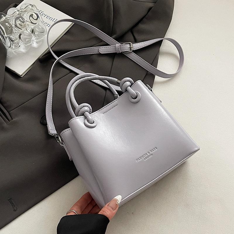 This year's new product is fashionable, simple, personalized and versatile, portable bucket bag, women's daily commuting and leisure, high-end messeng