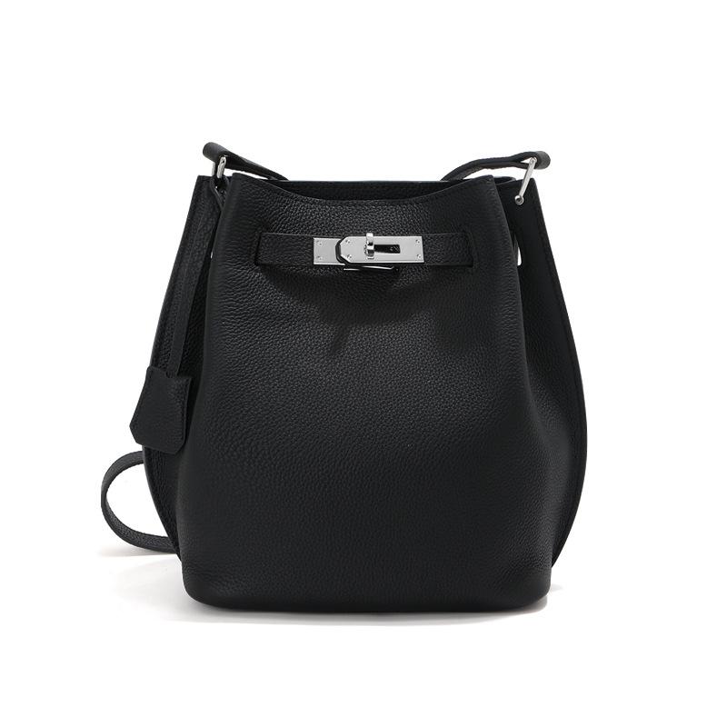 

Того Верхний слой Коровья кожа Мягкая кожа Сумка-ведро Натуральная кожа Женская 2025 Новый стиль Минималистичный дизайн Модная сумка-тоут с одной ручкой 20x11x25cm чёрный