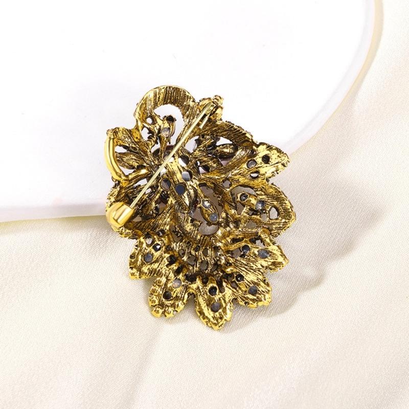 Elegant Flower Brooch Unique Lapel Pin Stylish Clothing Jewelry Sparkling Badge Suitable for Various Daily Party Wear