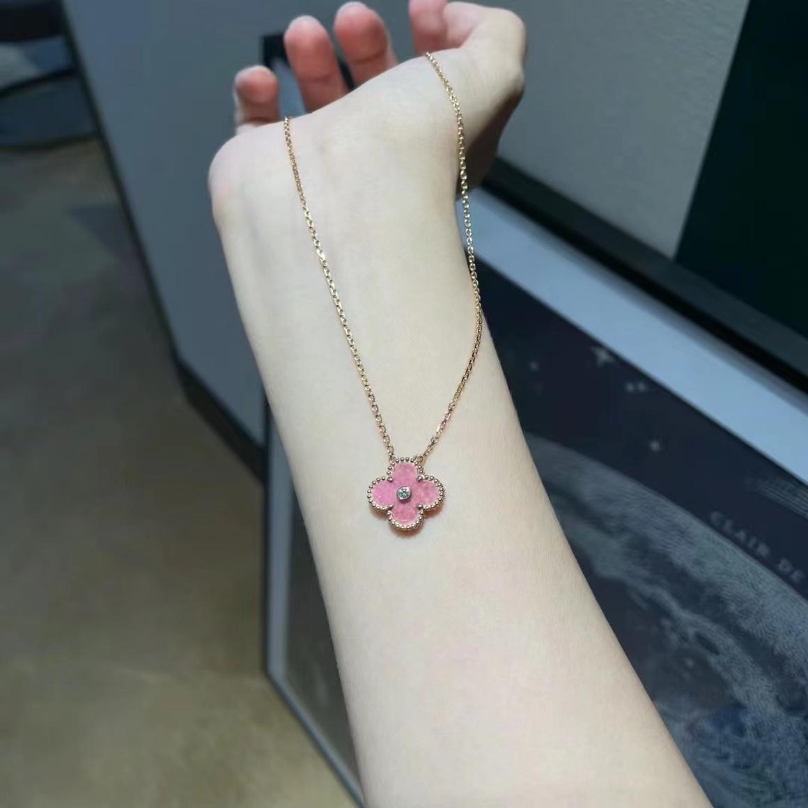 

Ромбовидное ожерелье с цветком из циркона, легкая роскошь, высокое качество, нишевое ожерелье с цепочкой на ключицу, подчеркивающее темперамент