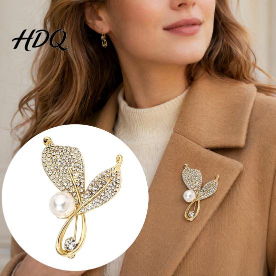 Elegant Leaf Brooch Pearl Brooch Rhinestone Decor with Strong Buckle Design Lapel Pin Fine Electroplating Sturdy Alloy Versatile for Coats And Bags