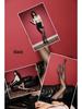 Noble Satin Kollektion: Nahtlose gepunktete taillenlose T-Schritt Strumpfhose mit seidigem Glanz.