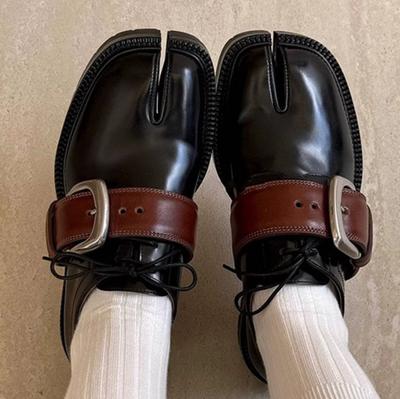 Tabi-Schuhe für Damen Echtes Leder Abnehmbare Gürtelschnalle Nischen-Designgefühl geteilte Zehenpartie Schuhe Glänzende Oberfläche Low-Top-Loafer