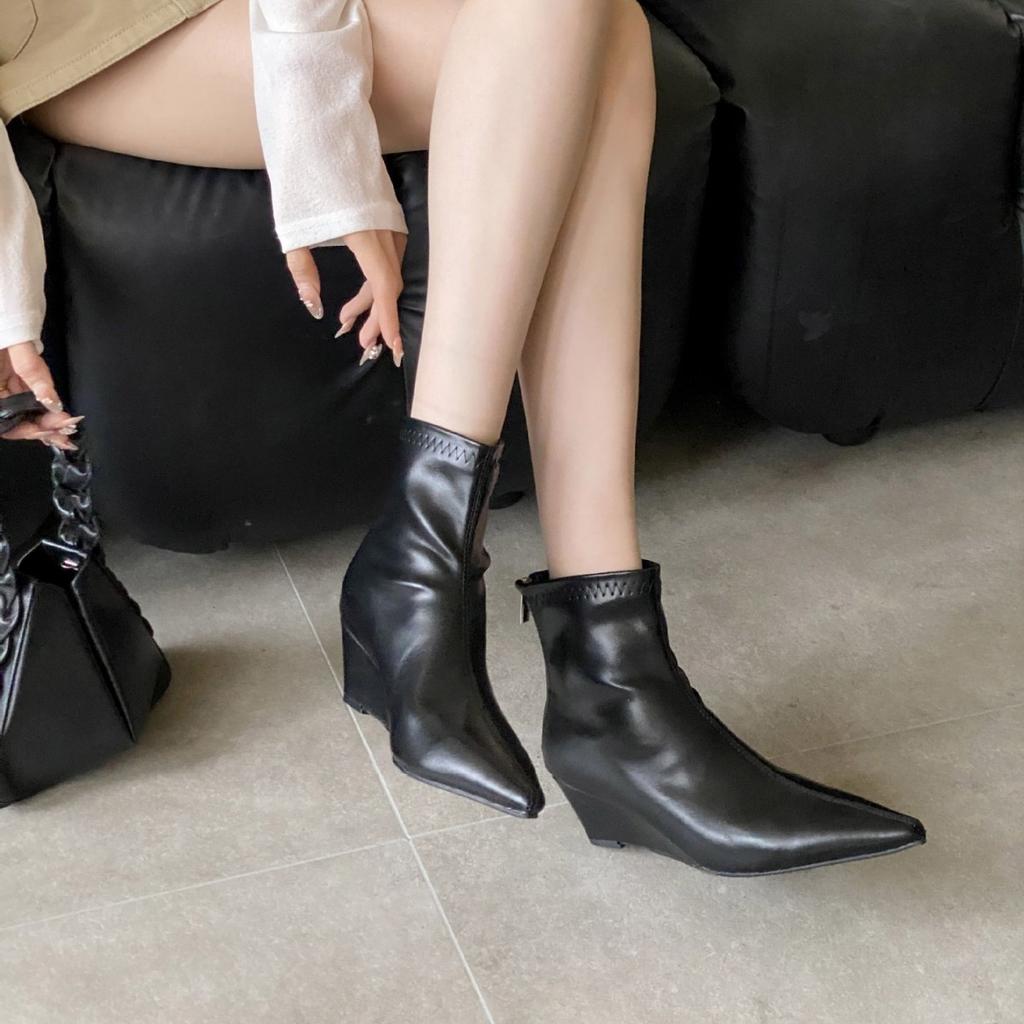 Autumn and Winter New Pointed Wedge Temperament French Fashion Sexy Short Boots