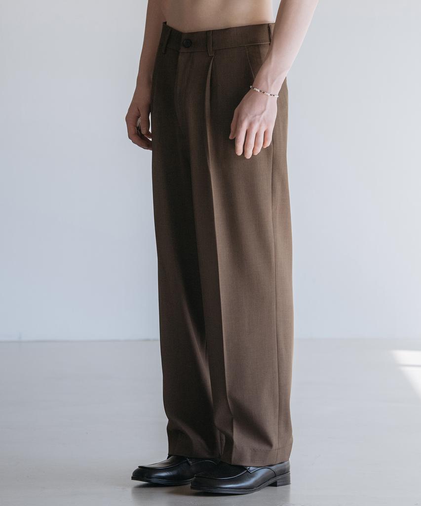 Dekkoloso Cier One-Pleat Semi-Wide Slacks [Brown]