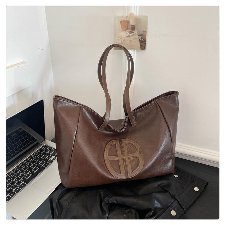 

Сумка большой вместимости женская весна-лето универсальная 2025 новая мягкая кожа ретро сумка через плечо повседневная сумка-тоут кофейный