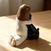 Statua in Resina Minimalista Ragazza Senza Volto & Cucciolo Decorazione Figurine Animale Domestico Dolce per Davanzale Scrivania Interni Casa di Campagna Accento Tavolo